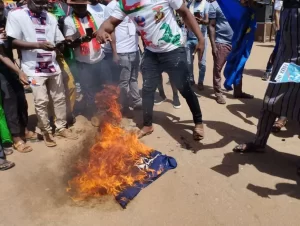 Manif1651683367639794 1024x771 1 بوركينا فاسو: متظاهرون أضرموا النار في العلم الأوروبي