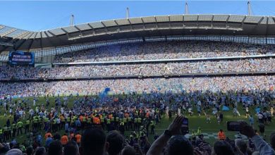 جماهير مانشستر سيتي تقتحم ملعب "الاتحاد" احتفالا بالدوري الإنجليزي 4 images 14 جماهير مانشستر سيتي تقتحم ملعب "الاتحاد" احتفالا بالدوري الإنجليزي