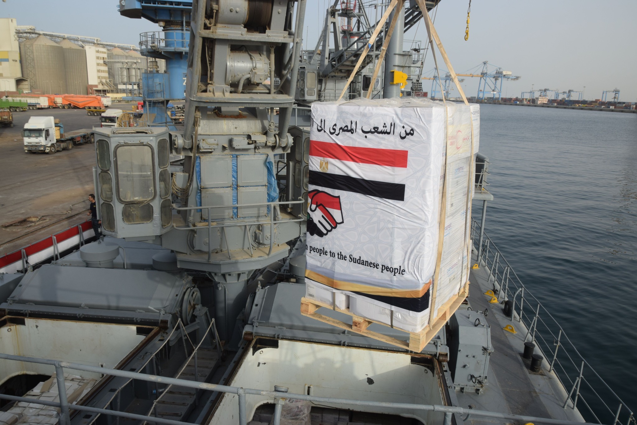 354236455 565767769061181 4929479644722399117 n مصر تقدم مئات الأطنان من المساعدات الإغاثية إلى السودان بحرا