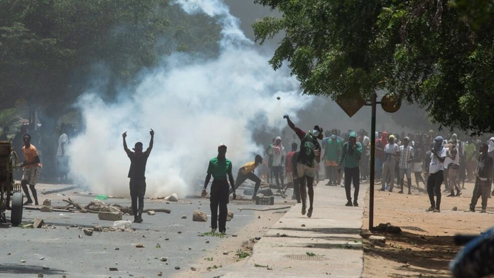 في السنغال السنغال .. سقوط ضحايا في احتجاجات دامية بعد الحكم بسجن " سونكو "