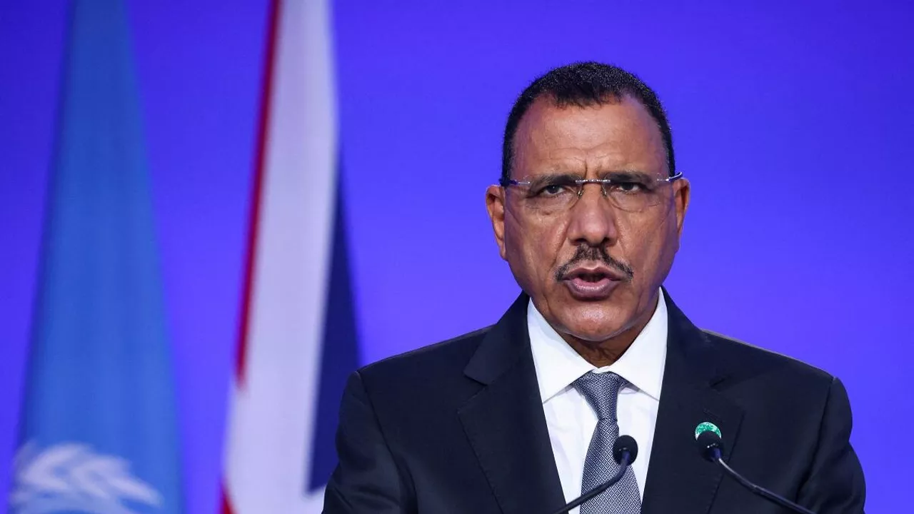 النيجر .. أنباء عن احتجاز عناصر من الحرس الرئاسي للرئيس بازوم 
