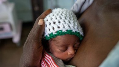 تحتضن طفلها حديث الولادة تقرير صادم للأمم المتحدة : العنصرية تطارد النساء والفتيات من أصول أفريقيه في قطاع الصحة