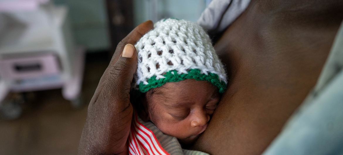 تحتضن طفلها حديث الولادة تقرير صادم للأمم المتحدة : العنصرية تطارد النساء والفتيات من أصول أفريقيه في قطاع الصحة