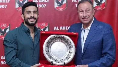 الخطيب وأيمن اشرف " في لفتة نالت إستحسان الجماهير " .. الخطيب يكرم أيمن أشرف بعد نهاية مشواره مع الأهلي