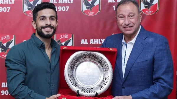 الخطيب وأيمن اشرف " في لفتة نالت إستحسان الجماهير " .. الخطيب يكرم أيمن أشرف بعد نهاية مشواره مع الأهلي