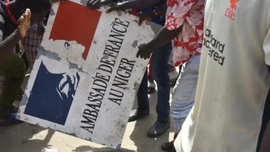 أمام السفارة الفرنسية في النيجر النيجر : ترقب لـ " قمة إيكواس " الخميس .. ومسؤولة أمريكية تلتقي قادة الإنقلاب في نيامي
