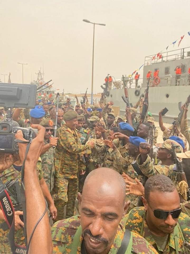 FB IMG 1693212872364 السودان .. الصور الأولي لوصول « البرهان » قاعدة فلامنجو البحرية