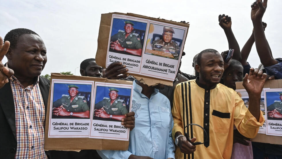 مؤيدة للإنقلاب العسكري في النيجر الجارديان: "إيكواس" تمارس مزيد من الضغوط على المجلس العسكري في النيجر