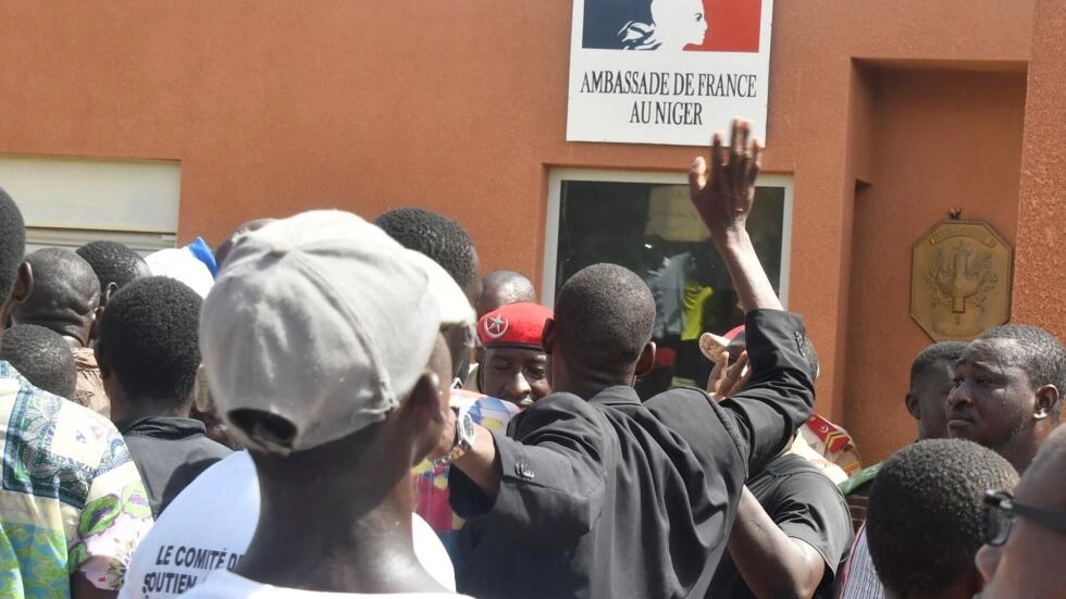 أمام مقر السفارة المصرية في النيجر وزير الدفاع الفرنسي: الانقلاب في النيجر خطأ فادح في التقدير