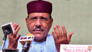 رئيس النيجر محمد بازوم  "إيكواس" تُدين محاكمة رئيس النيجر بتهمة الخيانة العظمى
