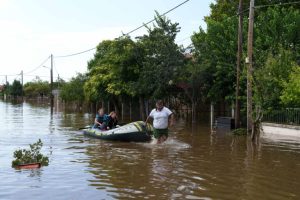 residents rescued from flooded homes in greece bloomberg 768x512 1 علماء المناخ يحذرون: الانحباس الحراري قد يؤدي لطوفان في ليبيا ودمار في اليونان وبلغاريا