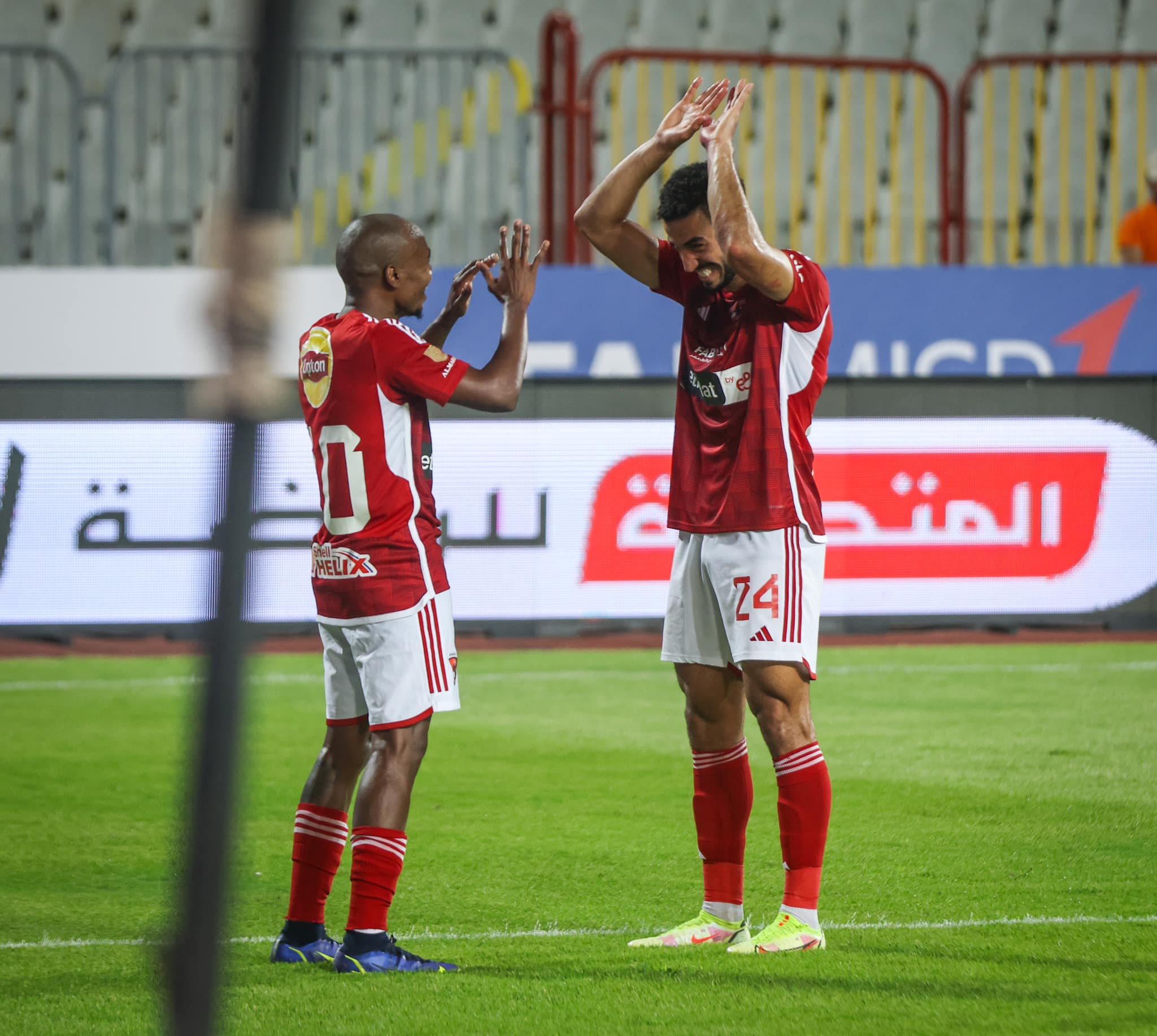 في مباراة تألق فيها بيرسي تاو .. الأهلي يكتسح المصري البورسعيدي برباعية نظيفة 1 الأهلي في مباراة تألق فيها بيرسي تاو .. الأهلي يكتسح المصري البورسعيدي برباعية نظيفة