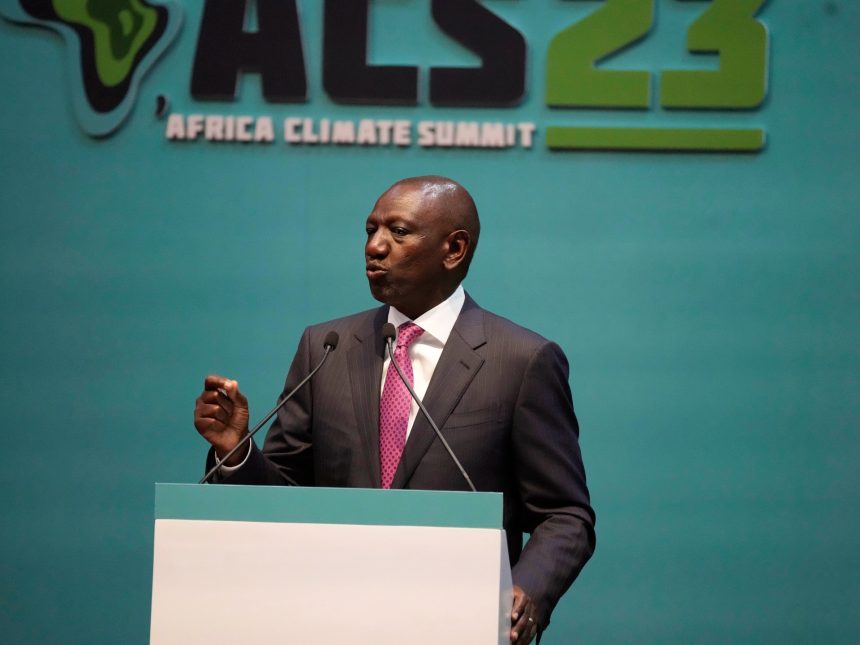 الكيني في افتتاح قمة المناخ الإمارات تتعهد باستثمار 4.5 مليار دولار في الطاقة النظيفة في أفريقيا 
