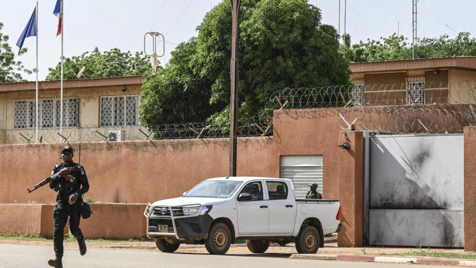 فرنسا في النيجر النيجر .. باريس تؤكد أن السفير الفرنسي غادر نيامي