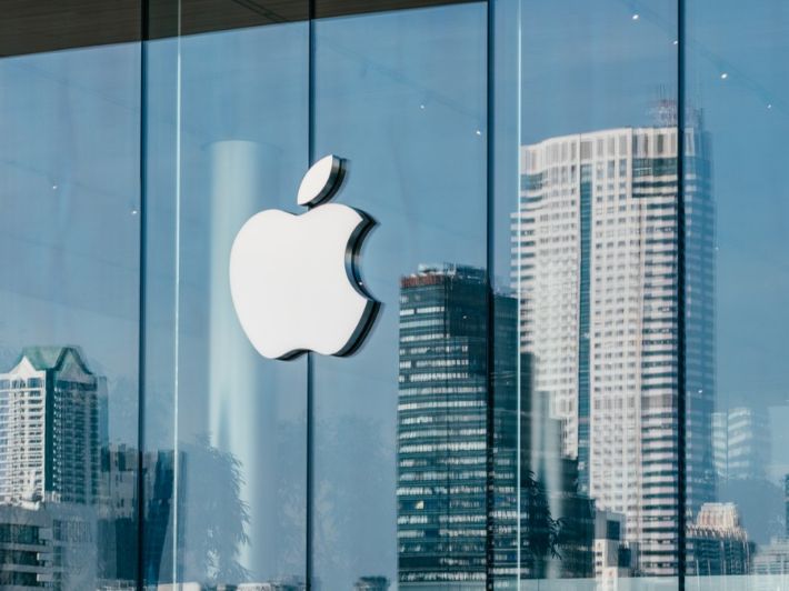 أبل apple "آبل" ترضخ للاتحاد الأوروبي وتزود "آيفون 15" بمنفذ شحن "يو إس بي - سي"