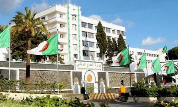 "الدفاع الجزائرية": اعتراض 3 دراجات مائية لقيامها باختراق المياه الإقليمية من المنطقة الغربية 1 وزارة الدفاع الجزائرية "الدفاع الجزائرية": اعتراض 3 دراجات مائية لقيامها باختراق المياه الإقليمية من المنطقة الغربية