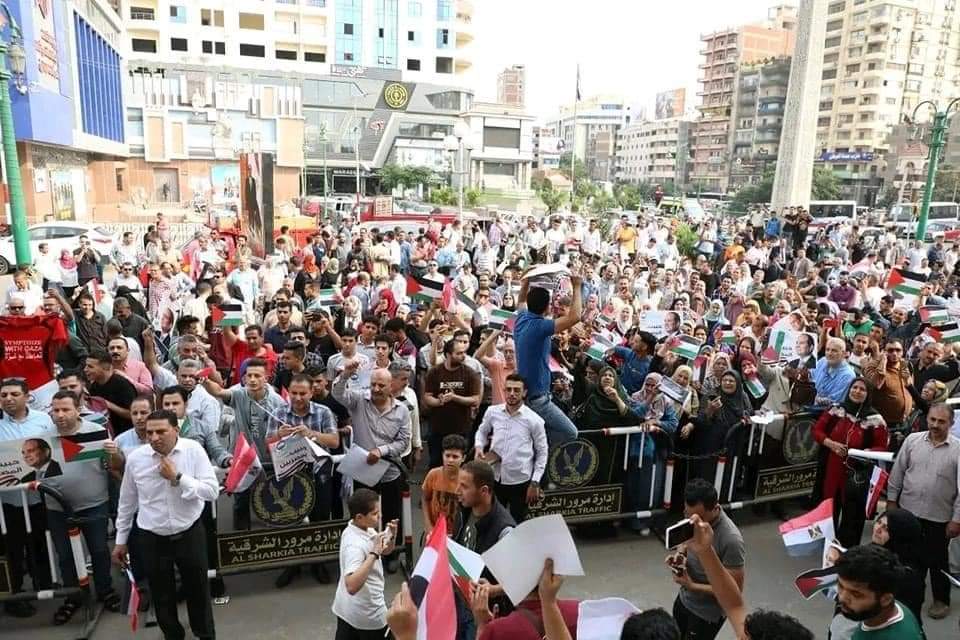 مصر .. ملايين المصريين يحتشدون في الميادين والشوارع الرئيسية تأييدا لدعم الرئيس السيسي للقضية الفلسطينية
