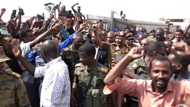 السودان .. « البرهان » يتفقد معبر أرقين ويؤكد علي ضرورة معالجة مشكلة تكدس البضائع 3 FB IMG 1696192263937 السودان .. « البرهان » يتفقد معبر أرقين ويؤكد علي ضرورة معالجة مشكلة تكدس البضائع