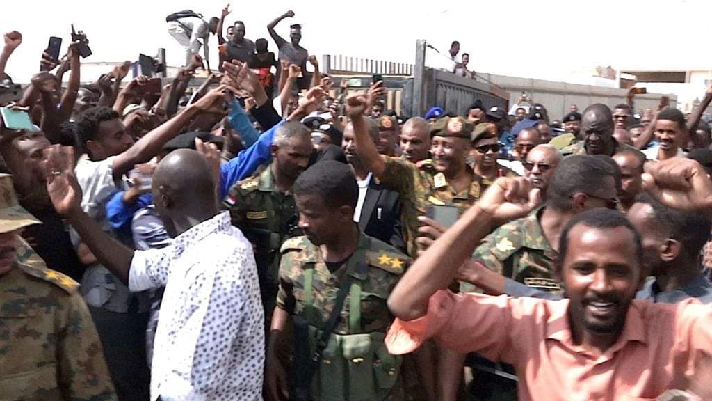 السودان .. « البرهان » يتفقد معبر أرقين ويؤكد علي ضرورة معالجة مشكلة تكدس البضائع 1 FB IMG 1696192263937 السودان .. « البرهان » يتفقد معبر أرقين ويؤكد علي ضرورة معالجة مشكلة تكدس البضائع