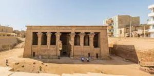download 1 مصر..أعمال تنظيف الجزء الأخير من سقف معبد إسنا تظهر المزيد من ألوانه الأصلية