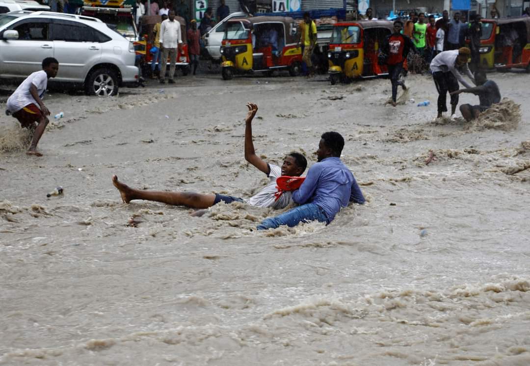FB IMG 1699883629038 الصومال .. نصف مليون نازح بسبب الفيضانات المدمرة ووفاة ٣١ شخص 