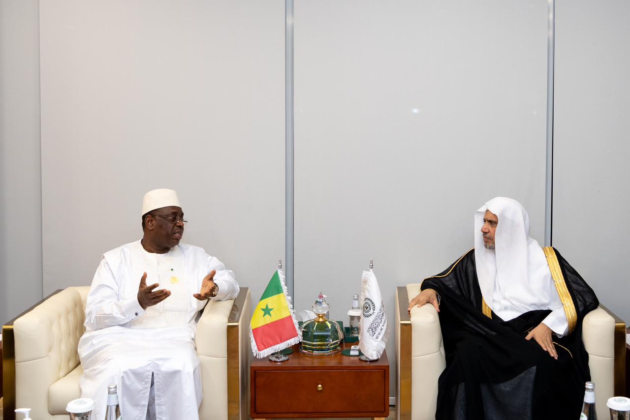 IMG 20231113 WA0004 الرئيس السنغالي يتسلم أيقونة وثيقة مكة المكرمة لخدمة العمل الإسلامي