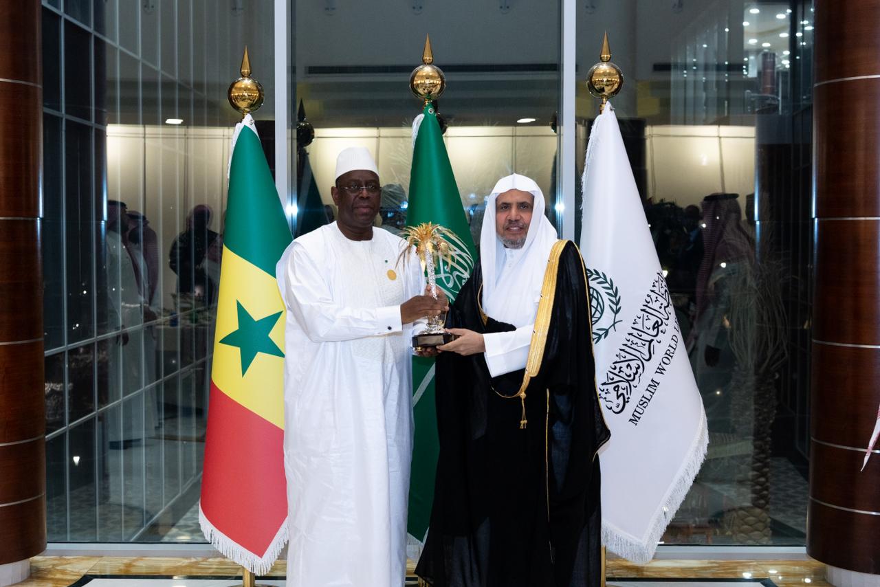 IMG 20231113 WA0005 الرئيس السنغالي يتسلم أيقونة وثيقة مكة المكرمة لخدمة العمل الإسلامي