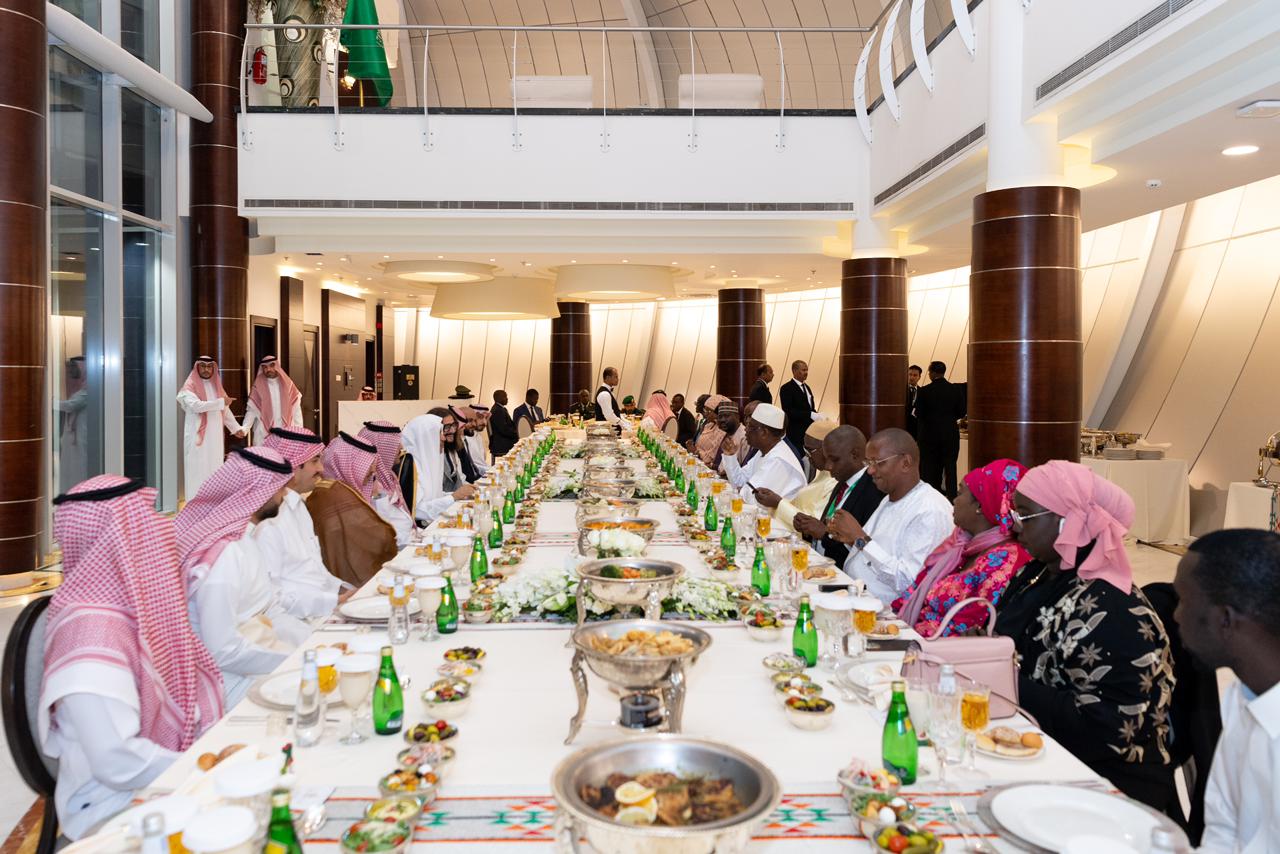 IMG 20231113 WA0007 1 الرئيس السنغالي يتسلم أيقونة وثيقة مكة المكرمة لخدمة العمل الإسلامي