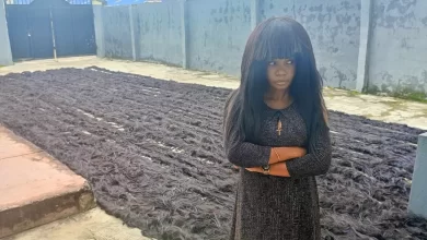 إمرأة نيجيرية تدخل موسوعة جينيس بطول 350 مترا .. نيجيرية تدخل موسوعة " جينيس " بأطول شعر مستعار