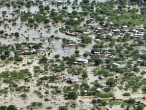 Floods e1700316756460 كينيا: ضحايا الفيضانات يصل إلى 142 شخصًا و المياه تمحو مدنًا من الخريطة