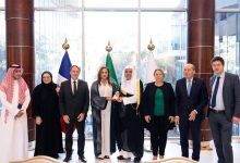 IMG 20231208 WA0022 أمين رابطة العالم الإسلامي يناقش مع وفد برلماني فرنسي مبادرات بناء الجسور بين الأمم والشعوب
