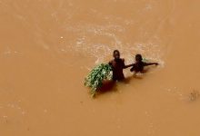 TRAPPED IN FLOODS كينيا: ضحايا الفيضانات يصل إلى 142 شخصًا ومحو المياه مدنًا من الخريطة