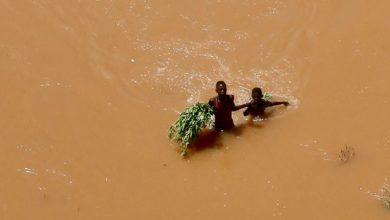 TRAPPED IN FLOODS كينيا: ضحايا الفيضانات يصل إلى 142 شخصًا و المياه تمحو مدنًا من الخريطة