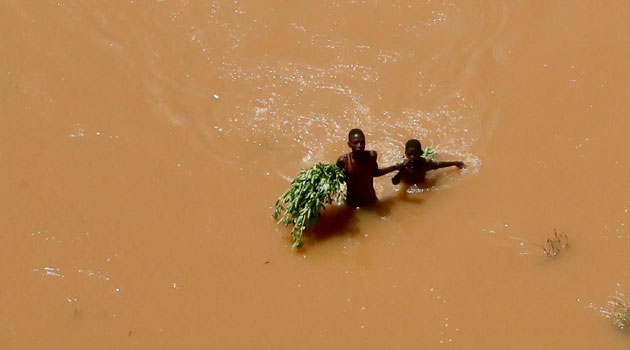 كينيا: ضحايا الفيضانات يصل إلى 142 شخصًا و المياه تمحو مدنًا من الخريطة 1 TRAPPED IN FLOODS كينيا: ضحايا الفيضانات يصل إلى 142 شخصًا و المياه تمحو مدنًا من الخريطة