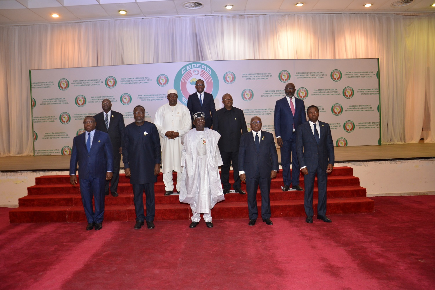 إيكواس الرئيس النيجيري أمام قمة " إيكواس " : لا تسامح مع الانقلابات العسكرية في غرب أفريقيا