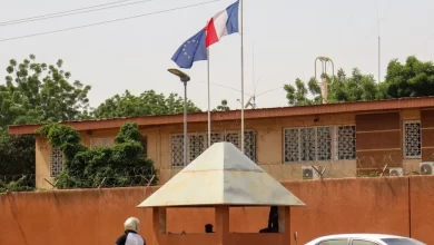 السفارة الفرنسية في النيجر العلاقات بين النيجر وفرنسا إلي طريق مسدود .. وباريس تغلق سفارتها في نيامي