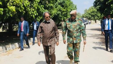 1 1 "في ظل الأزمة مع إثيوبيا ".. " شيخ محمود" يقوم بزيارة قيادة الجيش الصومالي