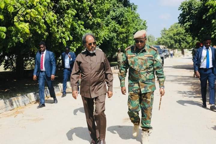 1 1 "في ظل الأزمة مع إثيوبيا ".. " شيخ محمود" يقوم بزيارة قيادة الجيش الصومالي