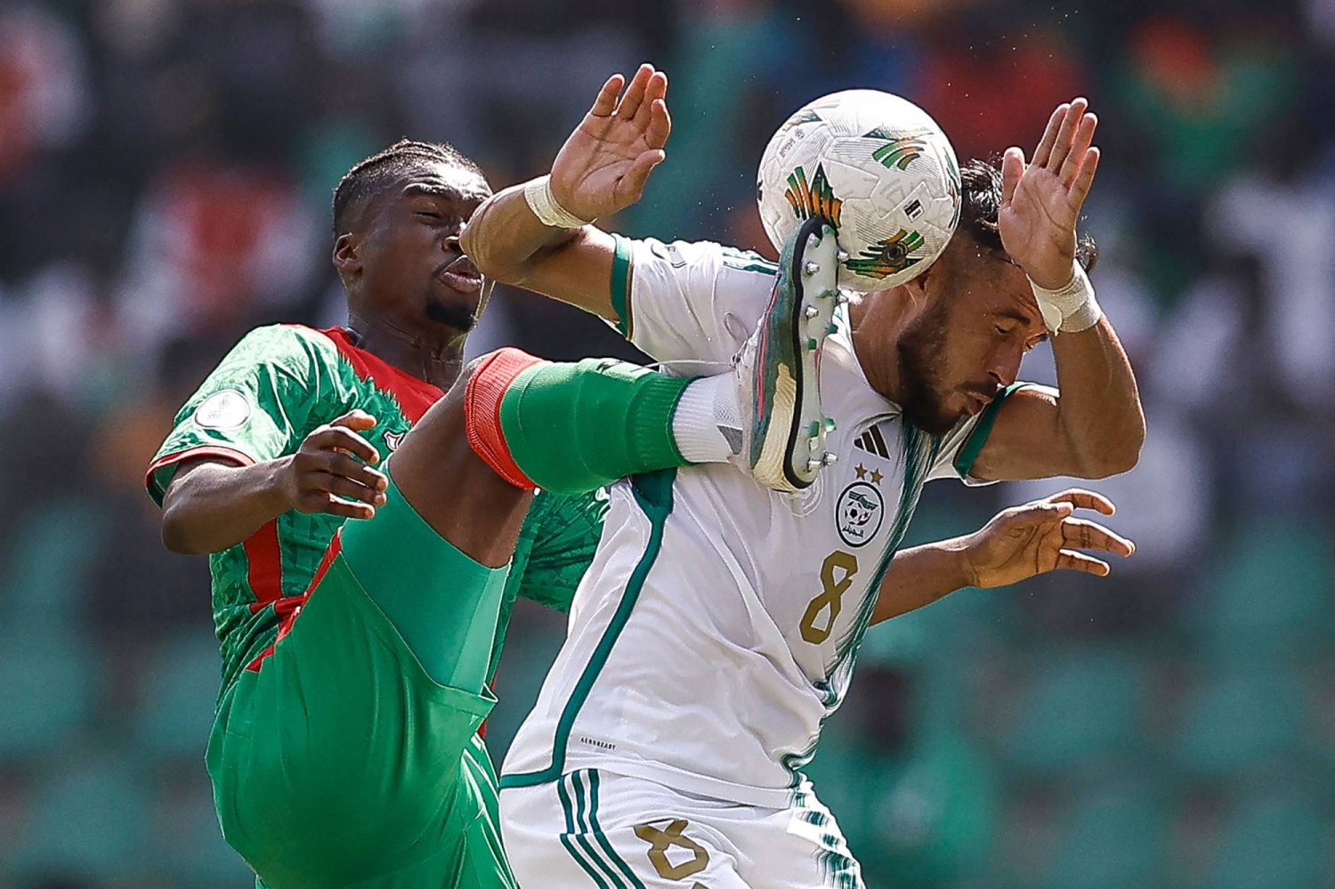 501822 اتحاد الكرة الجزائري يحتج على حكم تقنية "var" في مباراة بوركينا