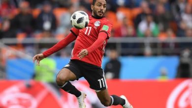 images 2 فيديو.. السيسي يمازح محمود كهربا خلال زيارته لتدريبات منتخب مصر