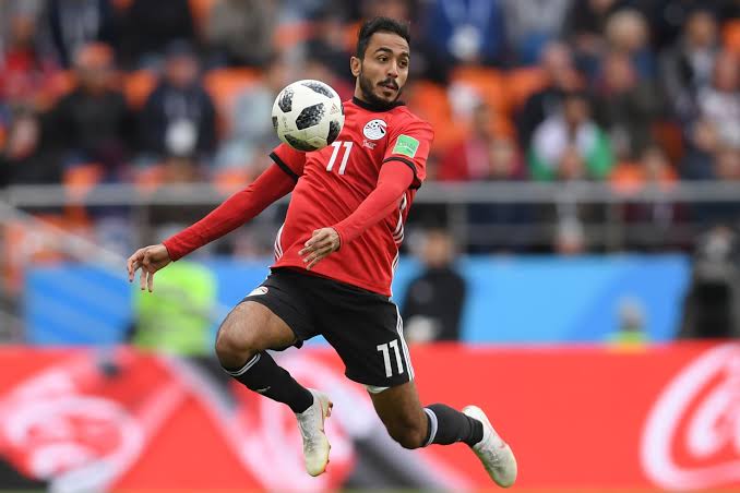 images 2 فيديو.. السيسي يمازح محمود كهربا خلال زيارته لتدريبات منتخب مصر