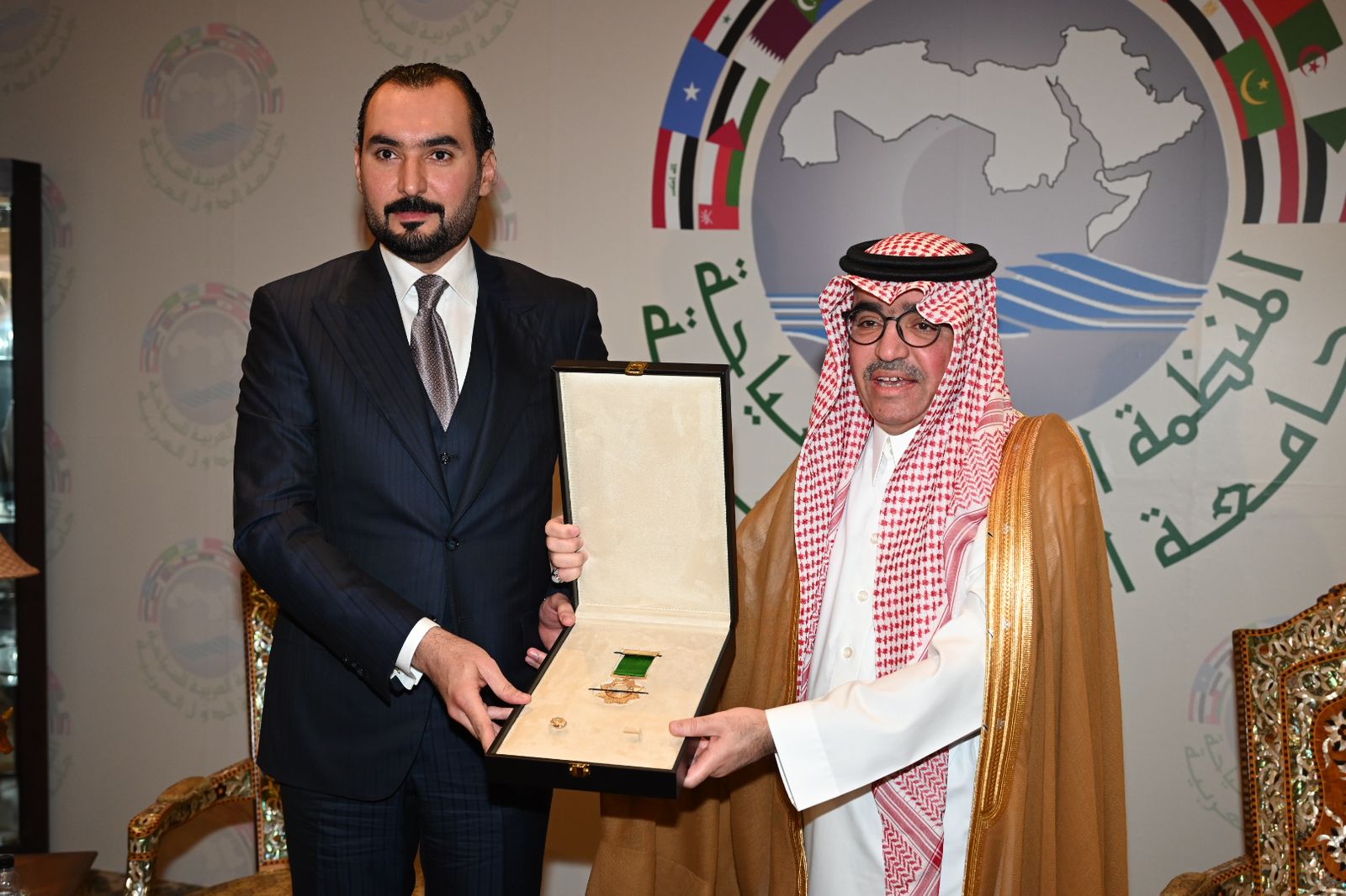 « العربية للسياحة » تمنح الدكتور زياد خلف وسام السياحة العربية من الدرجة الأولى 1 IMG 20240215 WA0009 « العربية للسياحة » تمنح الدكتور زياد خلف وسام السياحة العربية من الدرجة الأولى