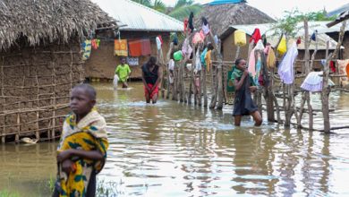 81206 الاطفال يعيشون فى ماساه الأمطار والفيضانات تضرب أجزاء كبيرة من شرق أفريقيا