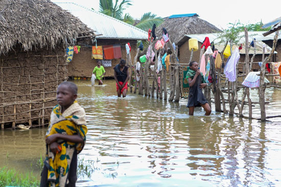 81206 الاطفال يعيشون فى ماساه كينيا: مقتل 70 شخصًا بسبب هطول الأمطار والفيضانات المستمرة