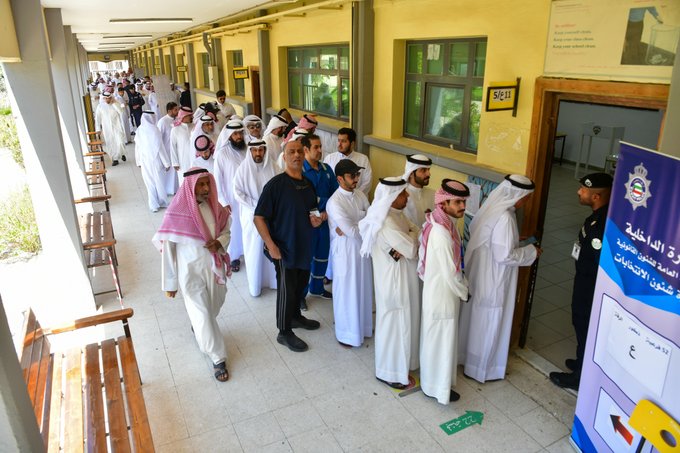 الكويتيون يتوجهون لصناديق الاقتراع لانتخاب أعضاء مجلس الأمة 2024 1 GKT0zu0WIAAUpN4 الكويتيون يتوجهون لصناديق الاقتراع لانتخاب أعضاء مجلس الأمة 2024