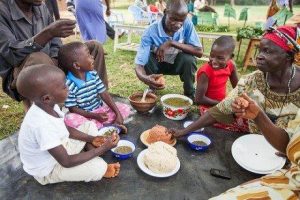 Eating African Food Together 1 المطبخ الافريقي: عادات وتقاليد وأصناف ونكهات متعددة