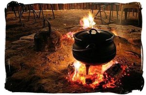 Eating African Food by Fireside المطبخ الافريقي: عادات وتقاليد وأصناف ونكهات متعددة