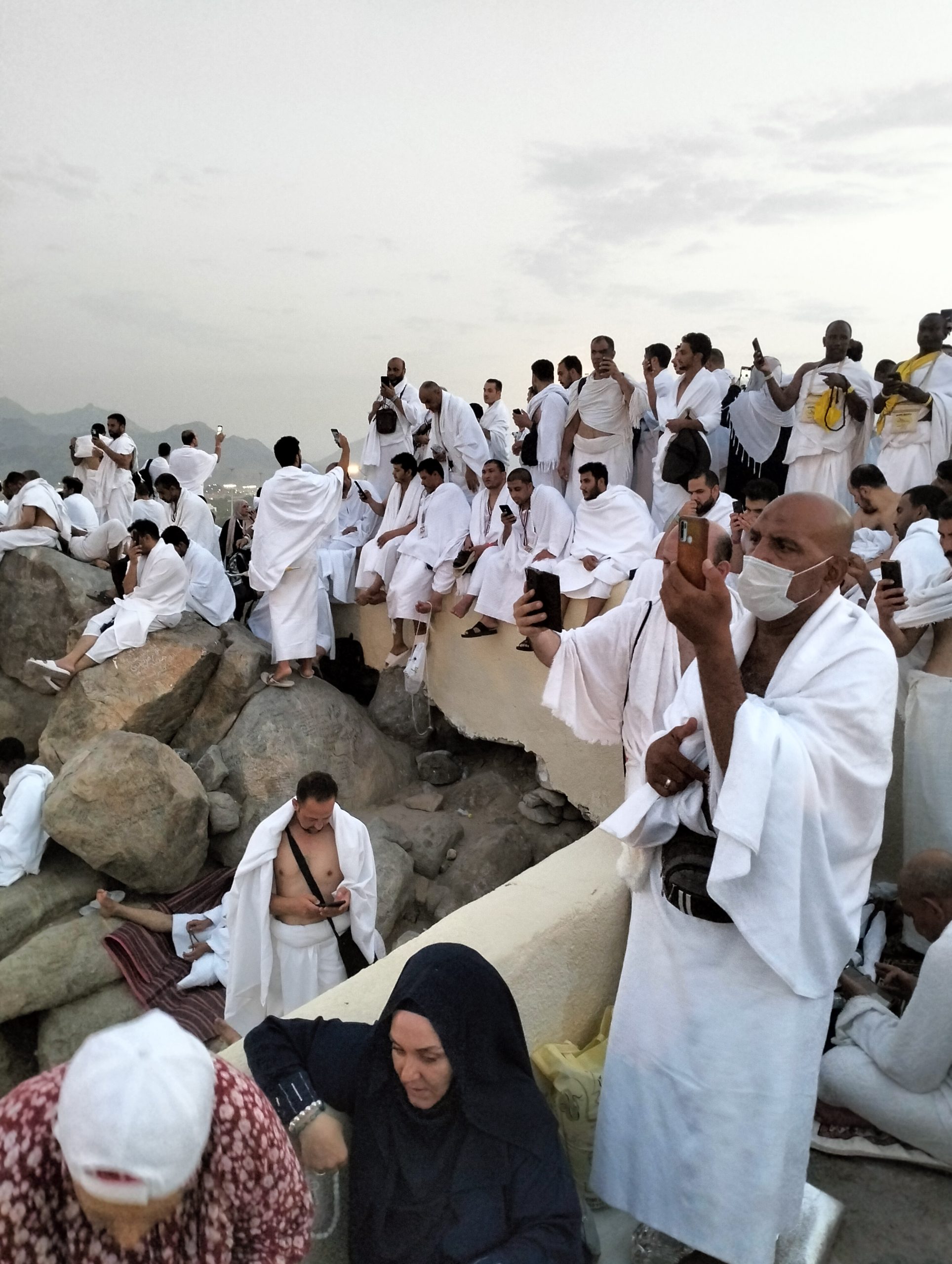 عرفات: اجواء ايمانية وحلقات ذكر ودعاء فرحة الحجاج 1 IMG20240615052745 1 scaled عرفات: اجواء ايمانية وحلقات ذكر ودعاء فرحة الحجاج