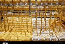 dubai gold souk market window with jewellery necklaces bracelets and luxury accessories 2ANKGNC تراجع جديد في أسعار الذهب اليوم الخميس 8 مايو 2025 في مصر.. وعيار 21 يفقد 60 جنيهًا