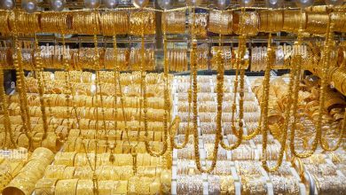 dubai gold souk market window with jewellery necklaces bracelets and luxury accessories 2ANKGNC مصر .. تراجع طفيف في أسعار الذهب و السبائك اليوم السبت 